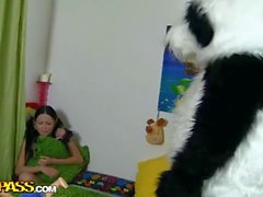 Passionné de sexe avec un panda jouet