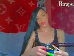 webcam Uzun siyah saçları transeksüel dalga geçiyor