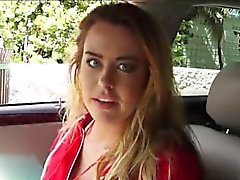 Corinna Blake mastubiert Nr in Auto ansaugt