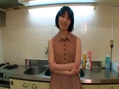 Haarige japanische Milf Manami fickt in der Küche