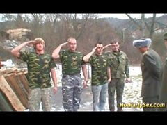 Military Chick bekommt Soldaten cum