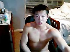 Asiatischen Jungen jercking durch den Nocken