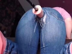 Squirt cremoso che gocciola da jeans di MILF da un cazzo meccanico