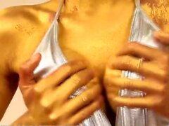 Ladyboy esbelta en Golden Body Paint Strips y la acaricia