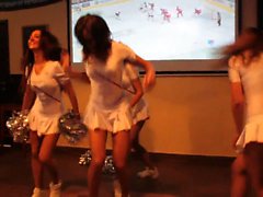 Hot cheerleaders en pequeños trajes blancos entretener bar personalizado