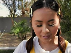 LittleAsians - Tiny asiatiska Schoolgirl Hämtar en Spanking