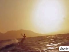 Di tre compagni di vanno nudi il kite surf