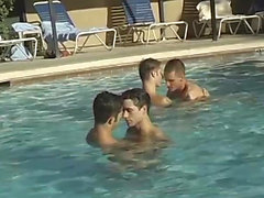 Vier Twinks treffen sich, um einen süßen Schwanz im Pool zu lutschen