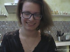 Solo Mädchen mit Brille in der Küche im Chat