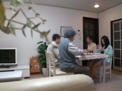 Jeune masseuse asiatique asiatique décourage un vieil homme