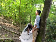 Betrügere schwarze Braut bekommt Creampie im Wald