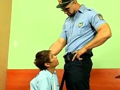 O policial anal raça o latim magro e facializa -o