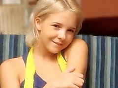 Аппетитный 18yo Blondie мастурбировать себе