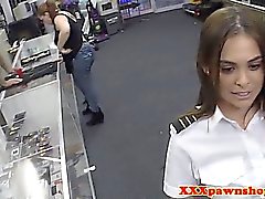 Недвижимое Airhostess закладывает свое тело Оправдывает