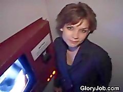 Lyhyt tukka Brunette Dirtbag Sucks Dick At Glory Hole