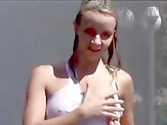 Adolescentes francês de atração molhada em uma fonte de água pública