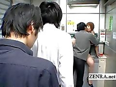 Extraño oficina de correos de japonés ofrece pechugona de ATM de sexo oral