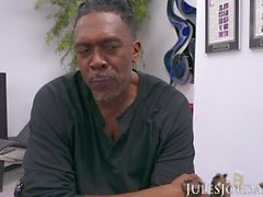 Jules Jordan - Bridgette B la MILF aux gros seins se fait prendre par une grosse bite de black