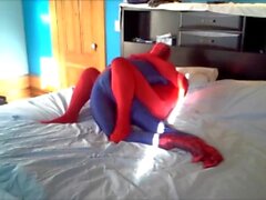 Red Morph Man Humps Spiderman och skjuter men hans kostym