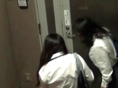 Asiaten in Uniform pissing