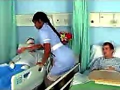 Schokogirls Krankenpflegepersonal Jasmine in einer guten Arbeit