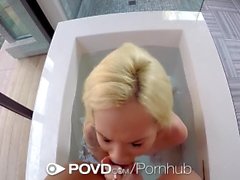 PAVK Blondes Elsa Jean Bad reibt in der Wanne vor ficken und Gesicht