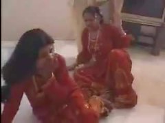 poder de femdom indiano atuando. estudantes de dança espancado