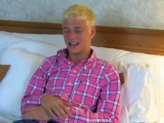 Young Blond Twink Kyle Richebrys se masturba después de la entrevista
