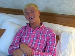 Junge blonde Twink Kyle-Hausärzte masturbiert nach dem Interview