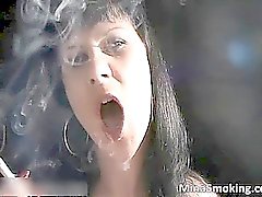 Sexy femme brune hoe fume de cigarette part5