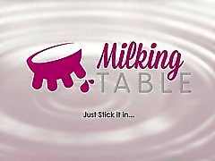 MilkingTable geheim Blowjob, unter dem Tisch