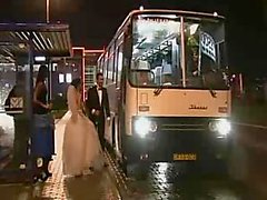 Di sesso di gruppo con una sposa in un autobus