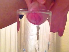 Cumming in ein Glas Wasser