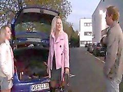 Zwei deutschen Jugendliche sind in einen Parkplatz in der Öffentlichkeit essen Hahn