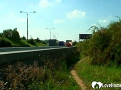 Public cognant une brune magnifique en plein air