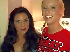 De nymphes blonde et brune cumswap et avaler pisse