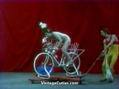 Hermoso de La muchacha está montando de un El sexo bicicleta de