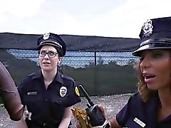 Duas mulheres ass big policiais ficam interracial fodido