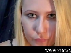 Longtemps blond languette sur webcam la plus frottant vingt-et-un