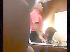 Caméra cachée attrape une dame d'âge mûr salope sucer une bite