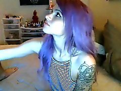 Uomo tatuato sono di scatto di sconto con sexy girlfriend haired purple