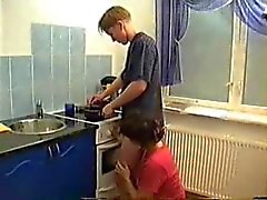 Moeder neukt BF in de Keuken