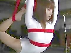 Flexibel japanska slampa blir uppbundna och kränkt av sin kidnappare