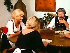 Quinta velho homem agradar de Blondie mais jovens por sua mesa de jantar