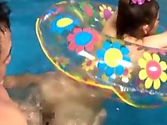Putain de orientale ennuie dans le pool