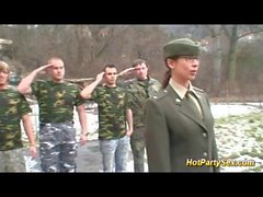 Chick militari diventa militari cum