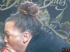 Горячего Brunette Milf Deepthroats A Биг черный петух на веб-камеру