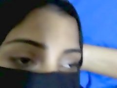 niña India oculta su cara cuando ella se la follan