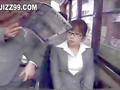 señora de la oficina Chupada Oral seducida por geek en el bus