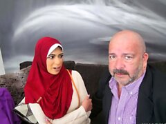 Katsomassa huijausta hijab vaimo seksivideo